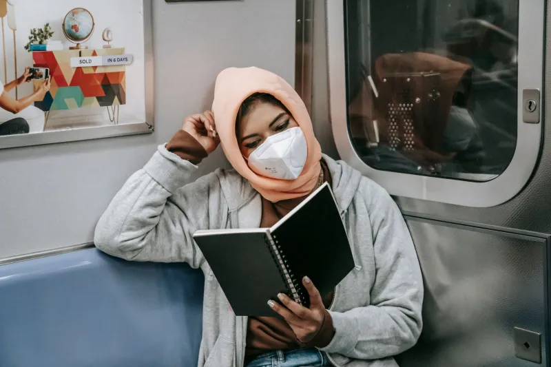 Platform Reading: The Secret Performance of Britain's Commuter Bookshelf