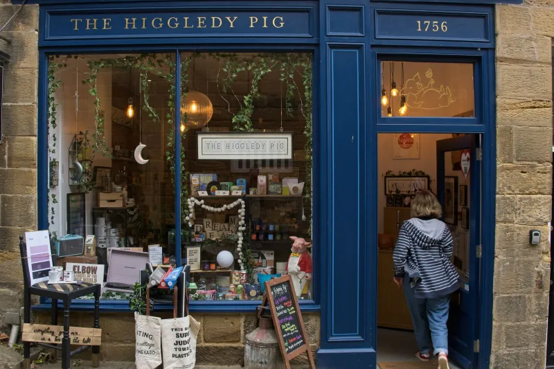Souvenir of Omission: The Ideological Theatre of Britain's Heritage Gift Shop